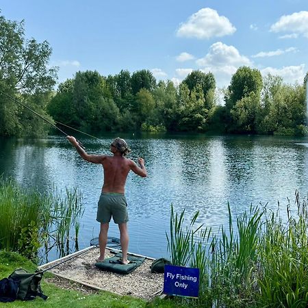 סירנססטר Luxury Kingfisher Lodge, Isis Lake, Within The Cotswold Waterpark מראה חיצוני תמונה