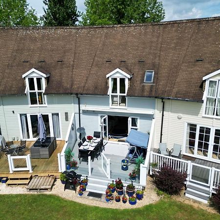 סירנססטר Luxury Kingfisher Lodge, Isis Lake, Within The Cotswold Waterpark מראה חיצוני תמונה