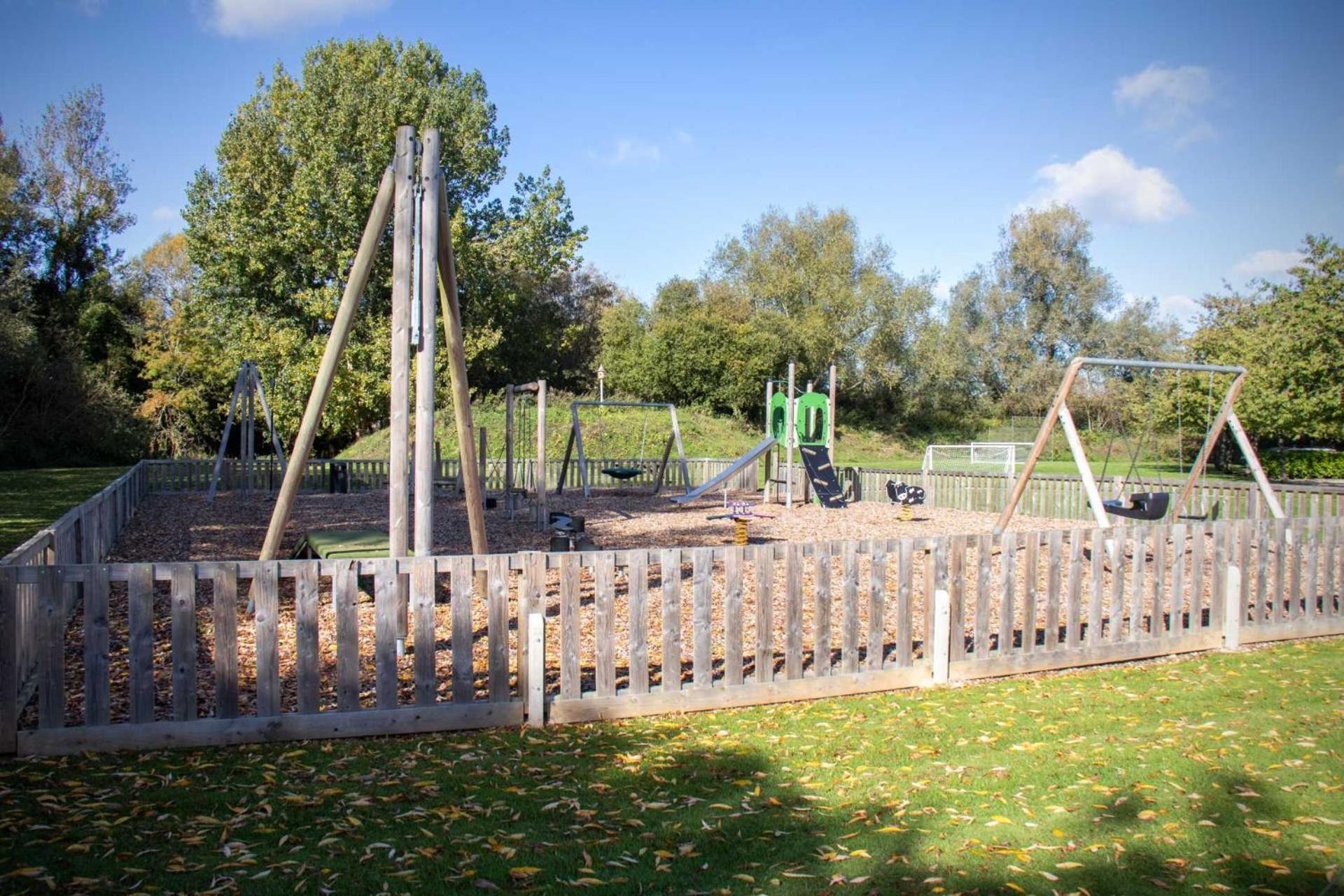 סירנססטר Luxury Kingfisher Lodge, Isis Lake, Within The Cotswold Waterpark מראה חיצוני תמונה