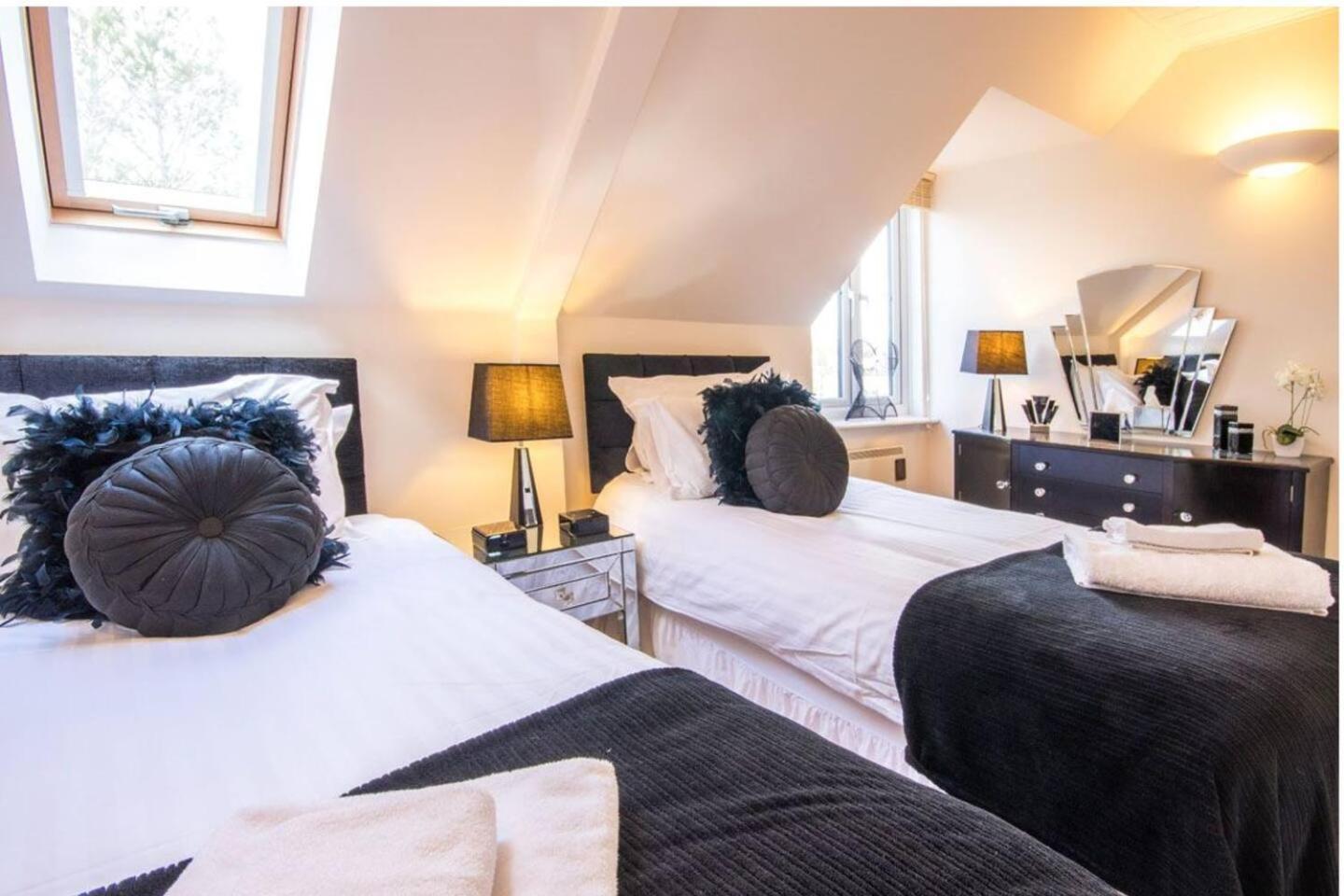 סירנססטר Luxury Kingfisher Lodge, Isis Lake, Within The Cotswold Waterpark מראה חיצוני תמונה