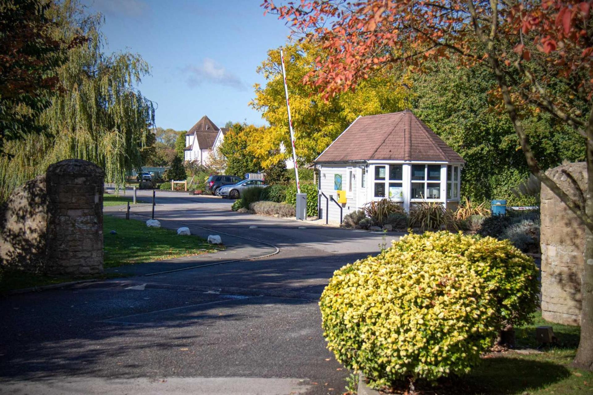 סירנססטר Luxury Kingfisher Lodge, Isis Lake, Within The Cotswold Waterpark מראה חיצוני תמונה