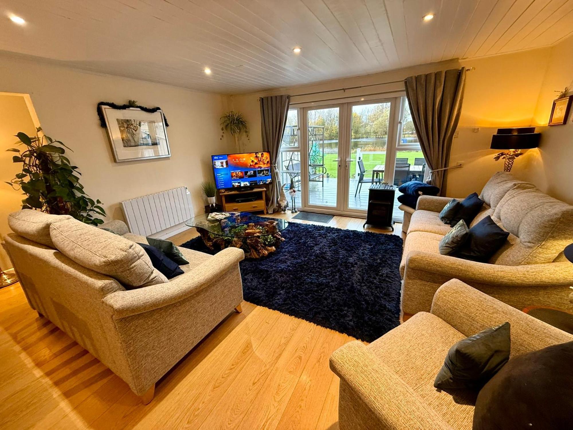 סירנססטר Luxury Kingfisher Lodge, Isis Lake, Within The Cotswold Waterpark מראה חיצוני תמונה