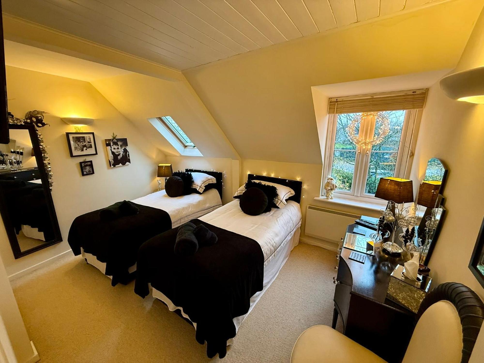 סירנססטר Luxury Kingfisher Lodge, Isis Lake, Within The Cotswold Waterpark מראה חיצוני תמונה